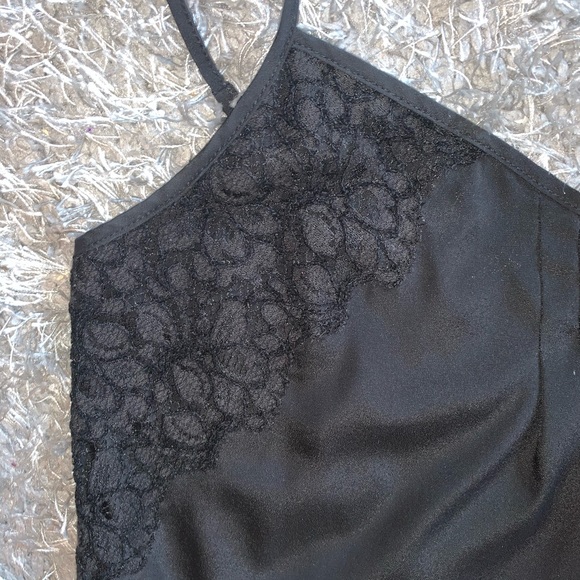 Black tank top with lace accents - Picture 4 of 5